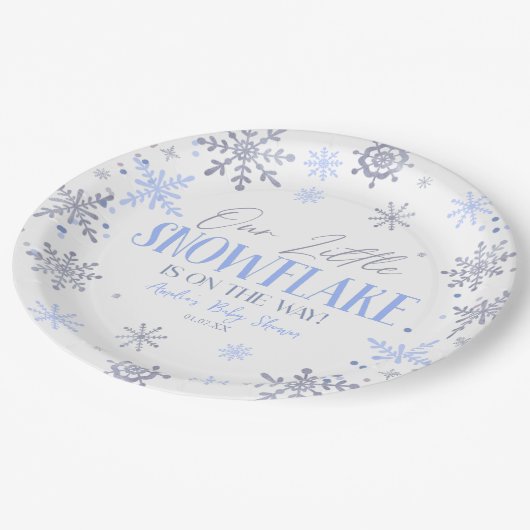 A Little Snowflake Winter Blue Baby Shower Pappteller (Schrägansicht)