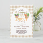 A Little Sprout Is On The Way  Baby Shower Einladung (Stehend Vorderseite)