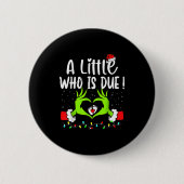 A Little Who Is Due Funny Christmas Pregnancy Anno Button (Vorderseite)