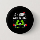 A Little Who Is Due Funny Christmas Pregnancy Anno Button (Vorderseite)