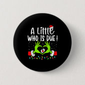 A Little Who Is Due Funny Christmas Pregnancy Anno Button (Vorderseite)