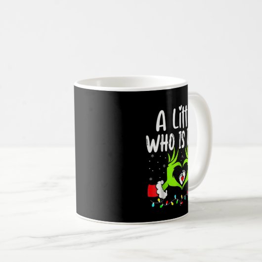 A Little Who Is Due Funny Christmas Pregnancy Anno Kaffeetasse (VorderseiteRechts)
