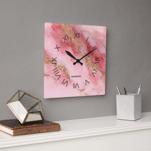 A luxurious pink marble background quadratische wanduhr (Büro)