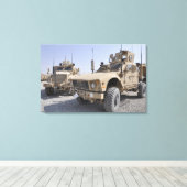 A M-ATV Mine Resistant Ambusgeschütztes Fahrzeug 2 Leinwanddruck (Insitu (Holzboden))