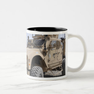A M-ATV Mine Resistant Ambusgeschütztes Fahrzeug 2 Zweifarbige Tasse