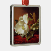 A Magnolia on Red Velvet, Ornament Aus Metall (Rechts)