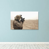 A Marine feuert die M-32 Leinwanddruck (Insitu (Holzboden))