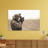 A Marine feuert die M-32 Leinwanddruck (Insitu (Wohnzimmer))