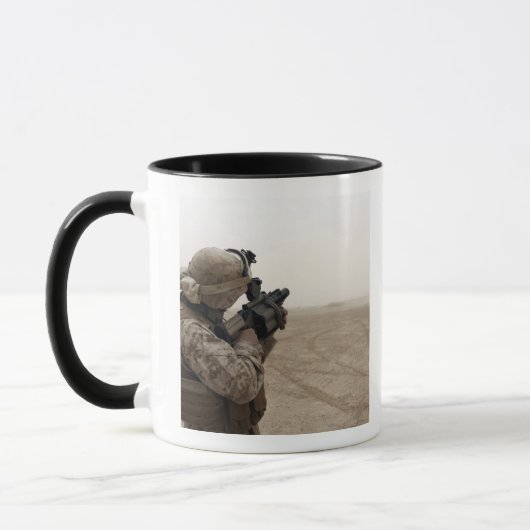 A Marine feuert die M-32 Tasse (Links)