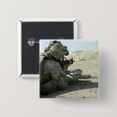 A Marine feuert ein Dienstgewehr M16A2 Button (Vorne & Hinten)