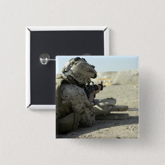 A Marine feuert ein Dienstgewehr M16A2 Button (Vorne & Hinten)