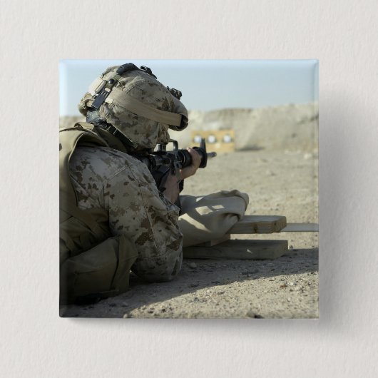 A Marine feuert ein Dienstgewehr M16A2 Button (Vorderseite)