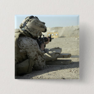 A Marine feuert ein Dienstgewehr M16A2 Button