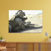 A Marine feuert ein Dienstgewehr M16A2 Leinwanddruck (Insitu (Wohnzimmer))