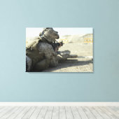 A Marine feuert ein Dienstgewehr M16A2 Leinwanddruck (Insitu (Holzboden))