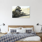 A Marine feuert ein Dienstgewehr M16A2 Leinwanddruck (Insitu (Schlafzimmer))