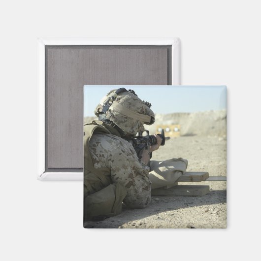 A Marine feuert ein Dienstgewehr M16A2 Magnet (Vorderseite/Rückseite)