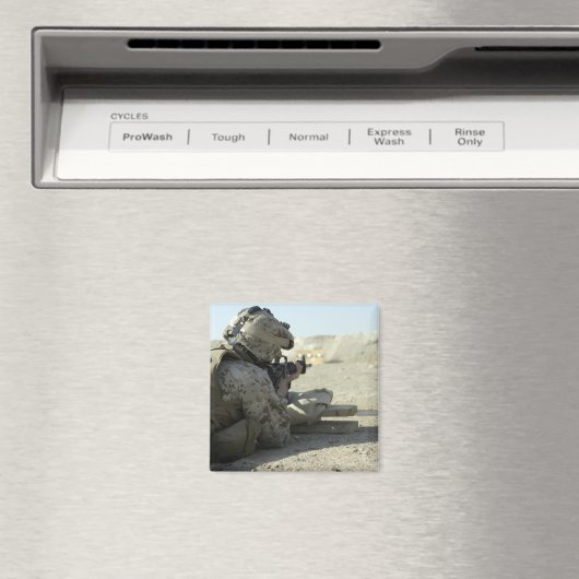 A Marine feuert ein Dienstgewehr M16A2 Magnet (In Situ (Geschirrspüler))