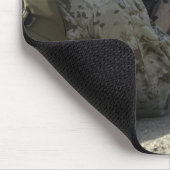 A Marine feuert ein Dienstgewehr M16A2 Mousepad (Ecke)