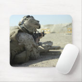 A Marine feuert ein Dienstgewehr M16A2 Mousepad (Mit Mouse)