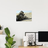 A Marine feuert ein Dienstgewehr M16A2 Poster (Heimbüro)