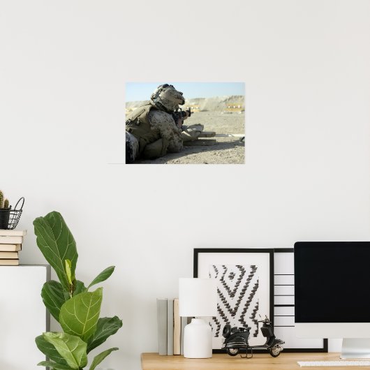 A Marine feuert ein Dienstgewehr M16A2 Poster (Heimbüro)