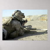 A Marine feuert ein Dienstgewehr M16A2 Poster (Vorne)