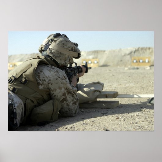 A Marine feuert ein Dienstgewehr M16A2 Poster (Vorne)