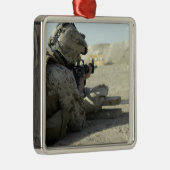 A Marine feuert ein Dienstgewehr M16A2 Silbernes Ornament (Rechts)