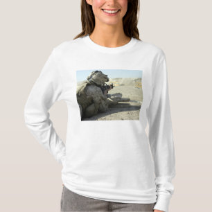 A Marine feuert ein Dienstgewehr M16A2 T-Shirt