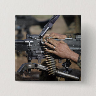 A Marine lädt eine Maschinenpistole der M-240G Button