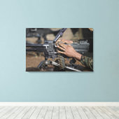 A Marine lädt eine Maschinenpistole der M-240G Leinwanddruck (Insitu (Holzboden))