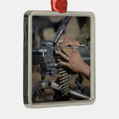 A Marine lädt eine Maschinenpistole der M-240G Ornament Aus Metall (Rechts)