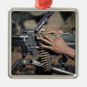 A Marine lädt eine Maschinenpistole der M-240G Ornament Aus Metall