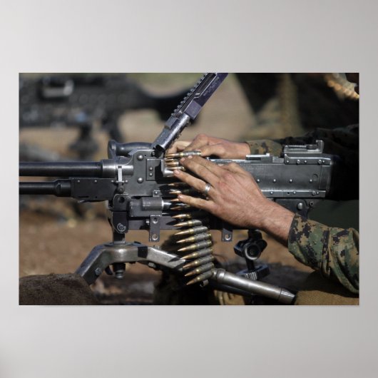 A Marine lädt eine Maschinenpistole der M-240G Poster (Vorne)