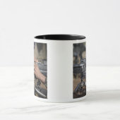 A Marine lädt eine Maschinenpistole der M-240G Tasse (Zentrum)