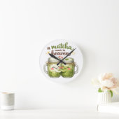 A Matcha Made in Heaven Cute Funny Pun Runde Wanduhr (Zuhause)