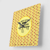 A Messy Kitchen ist eine glückliche Küche Geschenk Quadratische Wanduhr (Winkel)