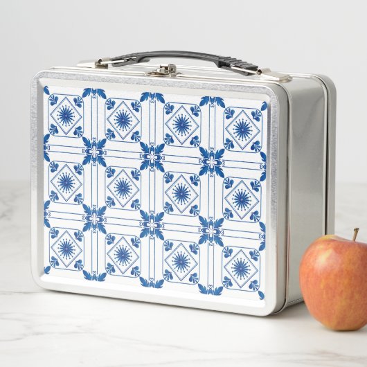 A metal lunchbox featuring a blue and white (Beispiel)