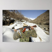 A Mujahadeen Guard walks with US Military membe Poster (Vorne)