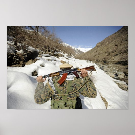 A Mujahadeen Guard walks with US Military membe Poster (Vorne)