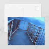 A mysterious and blue-gray and desolate seaside postkarte (Vorne/Hinten)