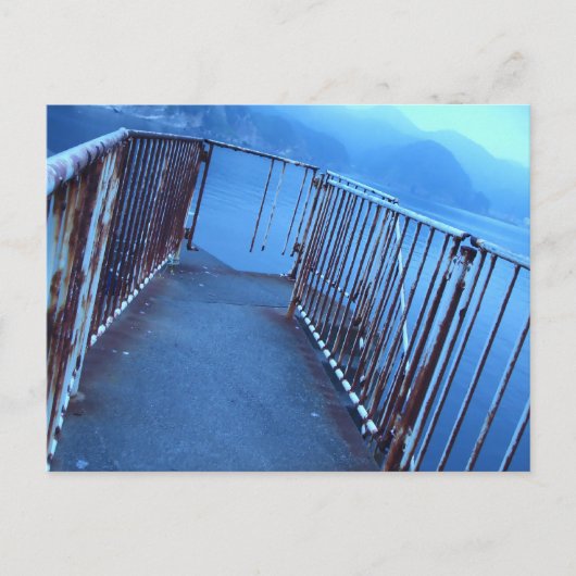A mysterious and blue-gray and desolate seaside postkarte (Vorderseite)