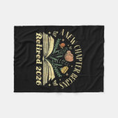 A New Chapter Begins Retired 2026 Funny Teacher Re Fleecedecke (Vorderseite (Horizontal))