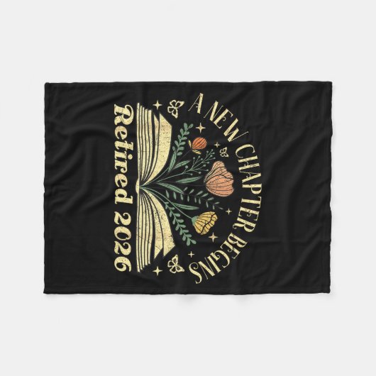 A New Chapter Begins Retired 2026 Funny Teacher Re Fleecedecke (Vorderseite (Horizontal))