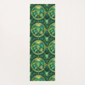 A pattern of intricate, green and gold circular  yogamatte (Rückseite)