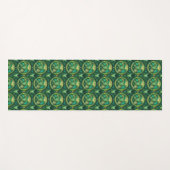 A pattern of intricate, green and gold circular  yogamatte (Vorderseite (Horizontal))