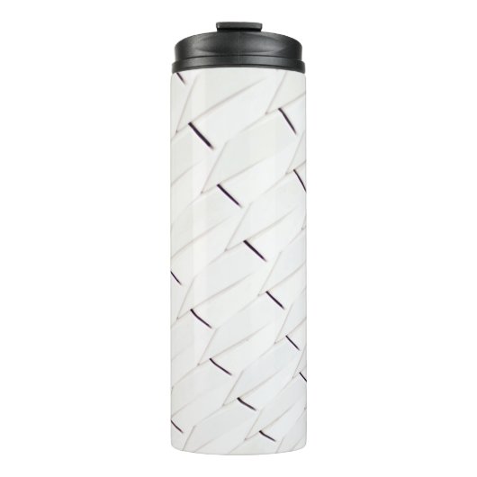 A pattern of white geometric shapes in a facade thermosbecher (Vorderseite)