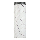 A pattern of white geometric shapes in a facade thermosbecher (Rückseite)
