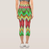 A person is wearing vibrant, geometric-patterned  capri leggings (Rückseite)